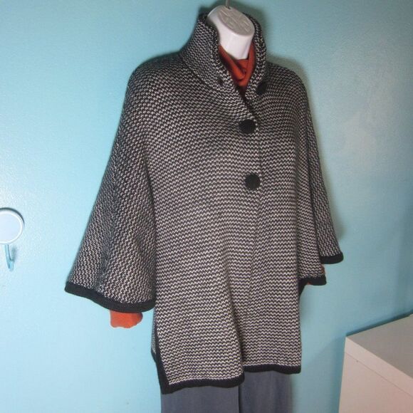 Elim 100% Alpaca Cape In Black & White Knit "One Size" Button Front